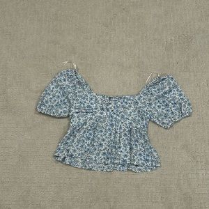 Cute floral blue top!!
